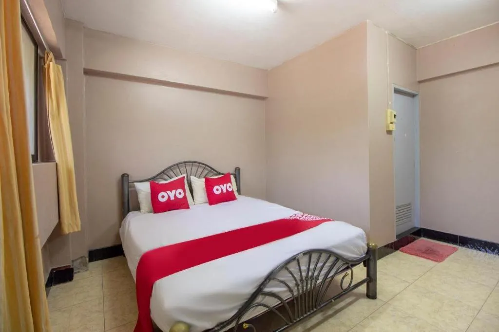 Bed in OYO 75372 Flight hut hotel