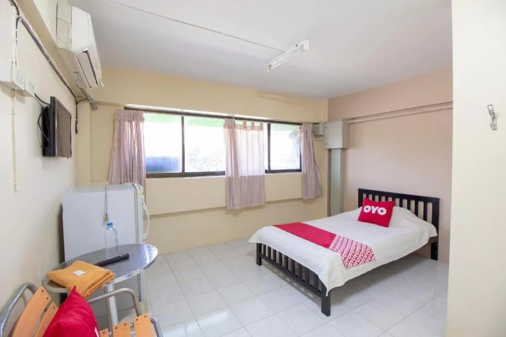 Bed in OYO 75372 Flight hut hotel
