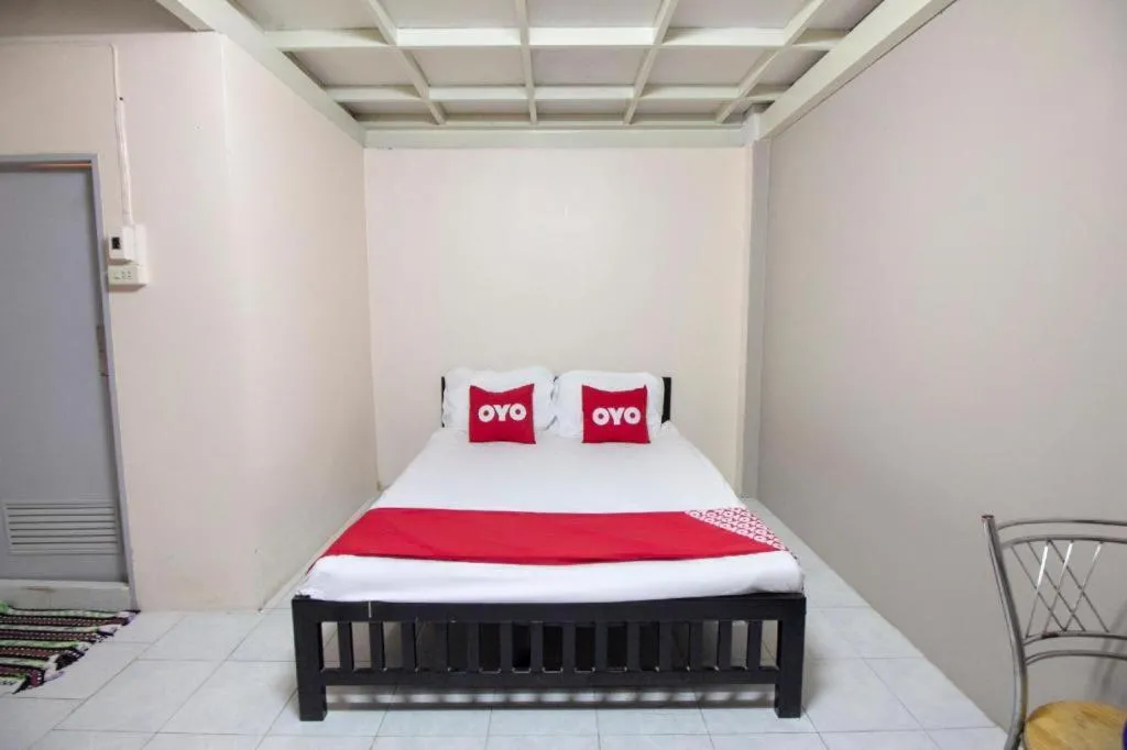 Bed in OYO 75372 Flight hut hotel