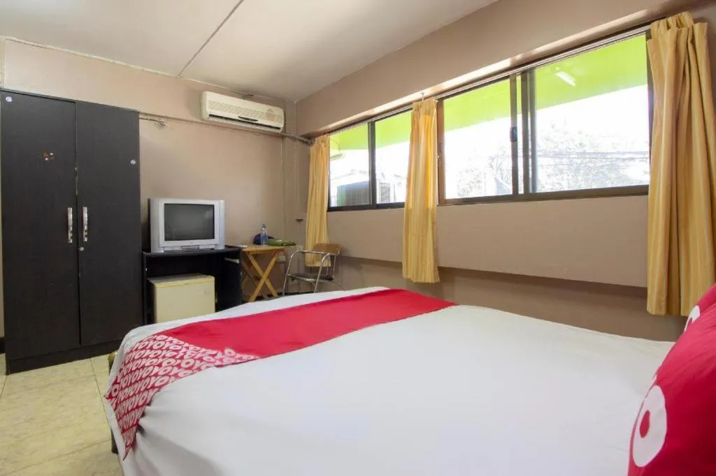 Bed in OYO 75372 Flight hut hotel