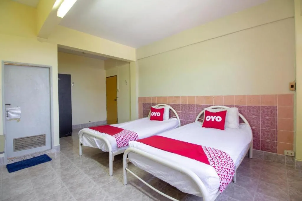 Bed in OYO 75372 Flight hut hotel