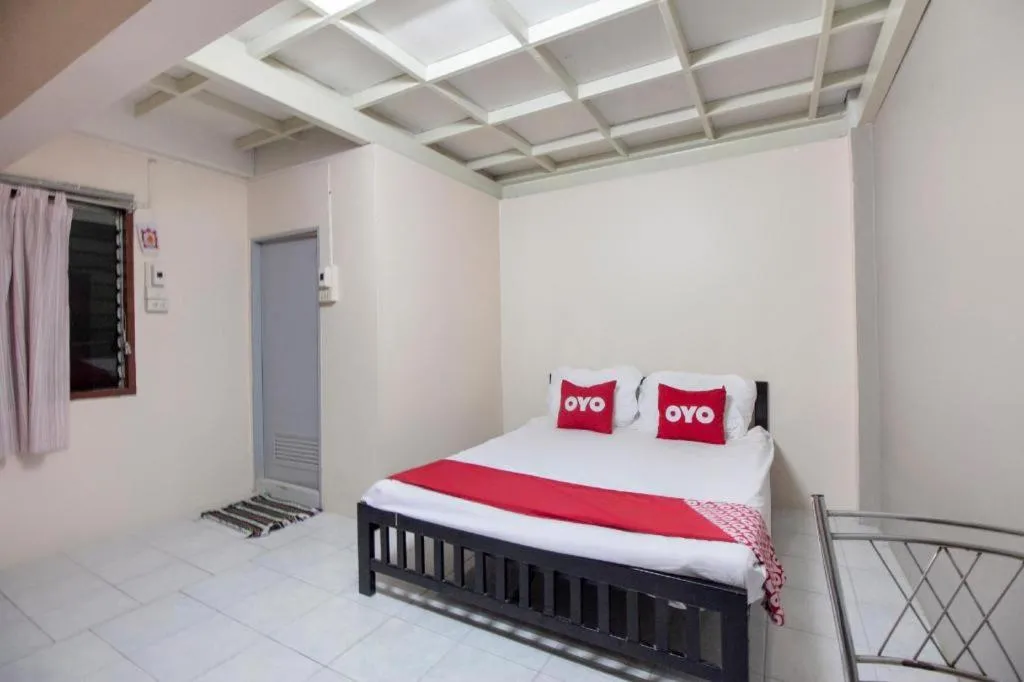 Bed in OYO 75372 Flight hut hotel