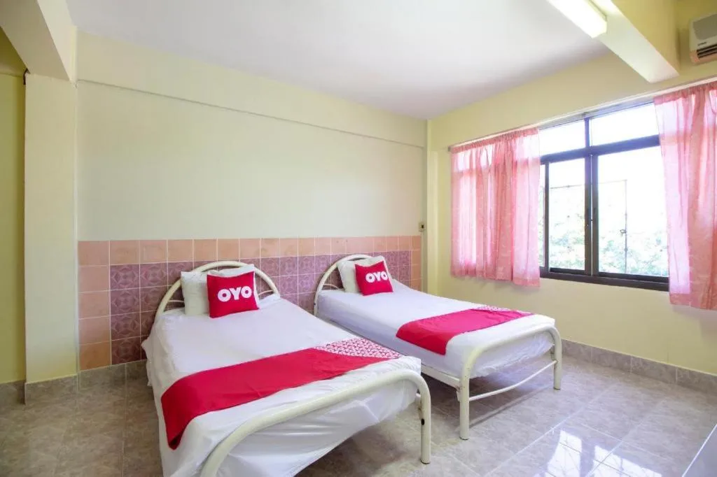 Bed in OYO 75372 Flight hut hotel