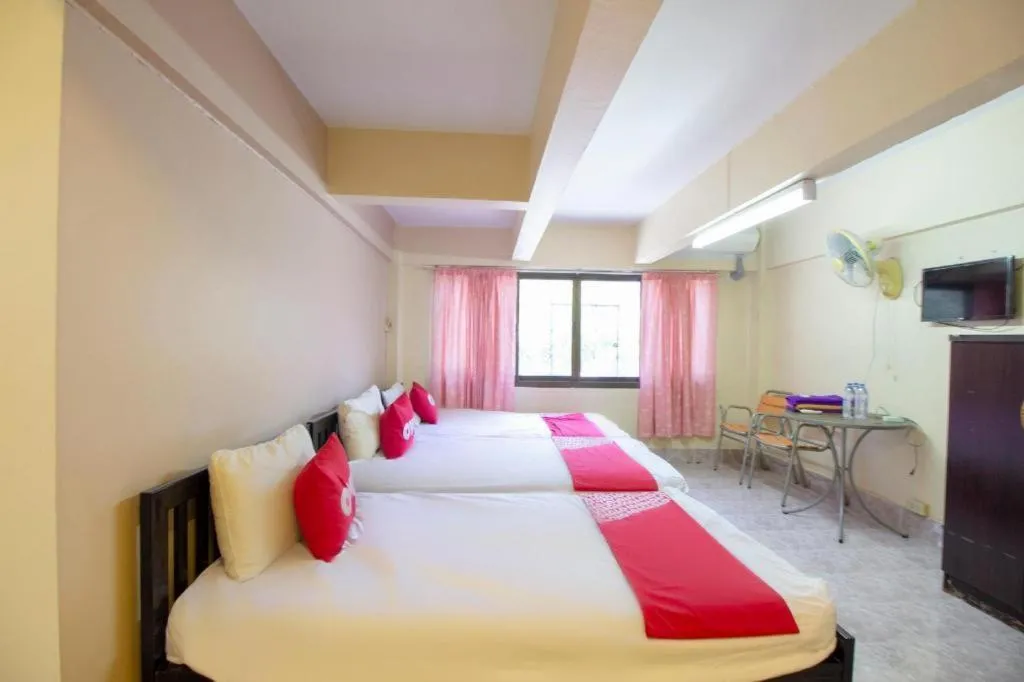Bed in OYO 75372 Flight hut hotel