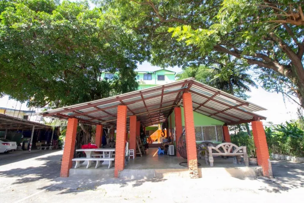 OYO 75372 Flight hut hotel