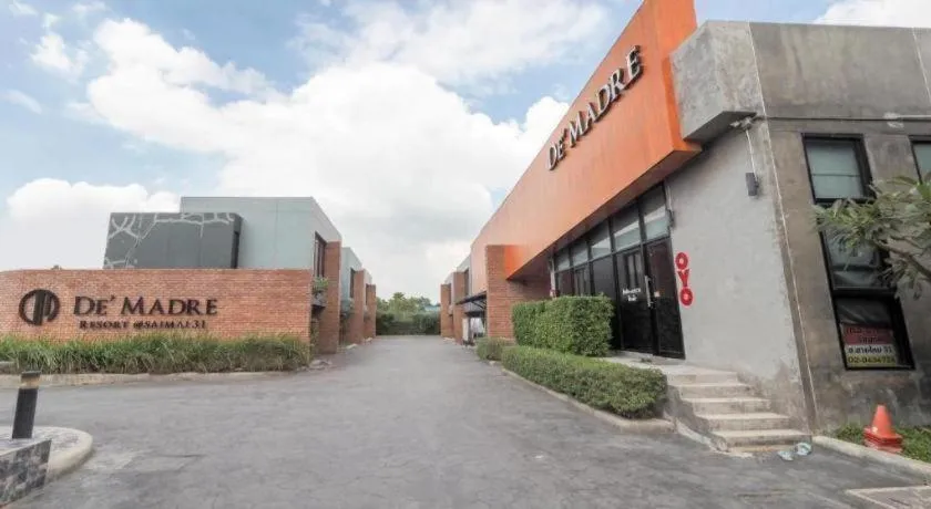 OYO 75368 Demadre Resort