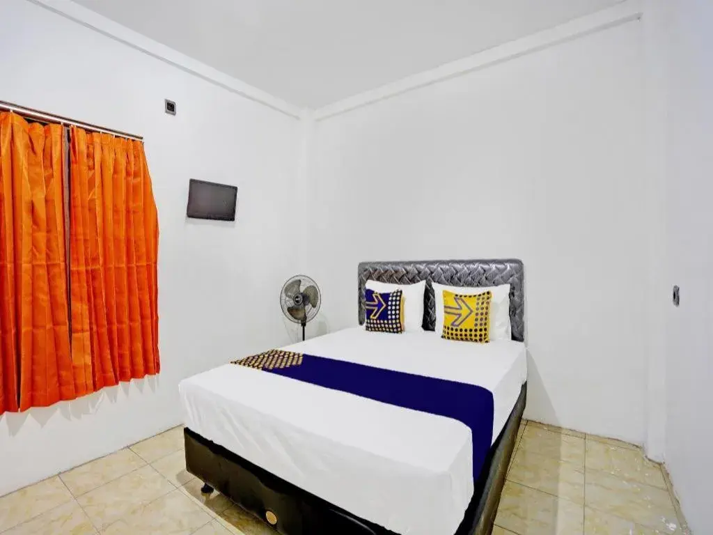 Bed in Hotel O Griya Sandi Residence Family NearPantai Boom Bed in Hotel O Griya Sandi Residence Family NearPantai Boom