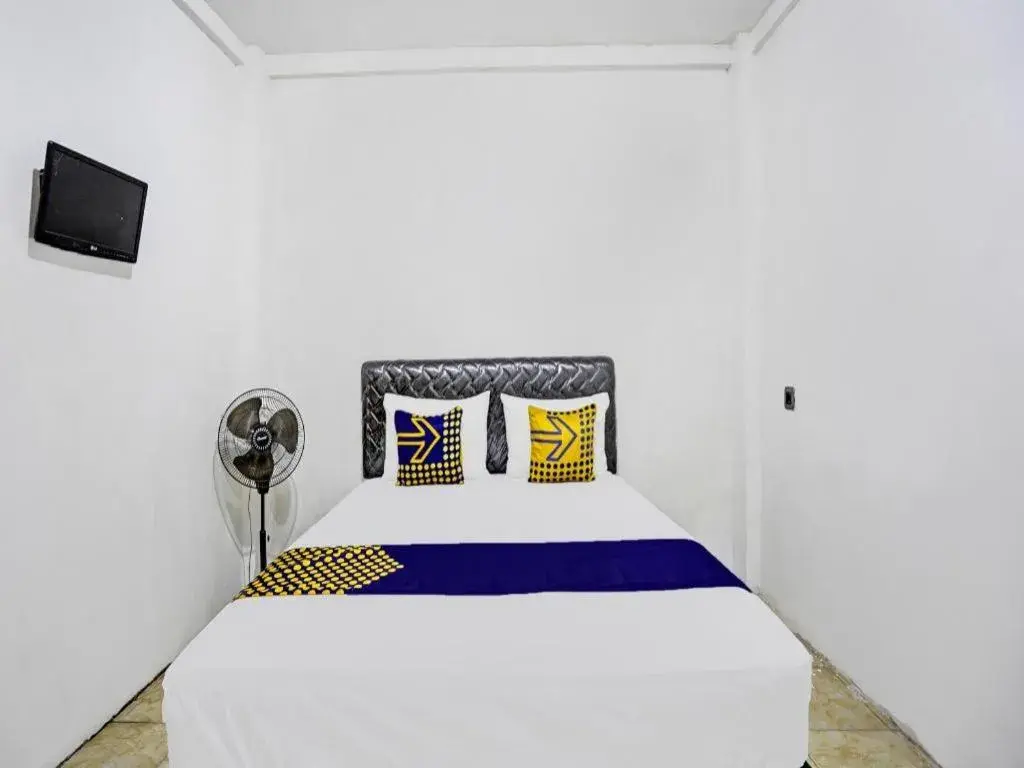 Bed in Hotel O Griya Sandi Residence Family NearPantai Boom Bed in Hotel O Griya Sandi Residence Family NearPantai Boom