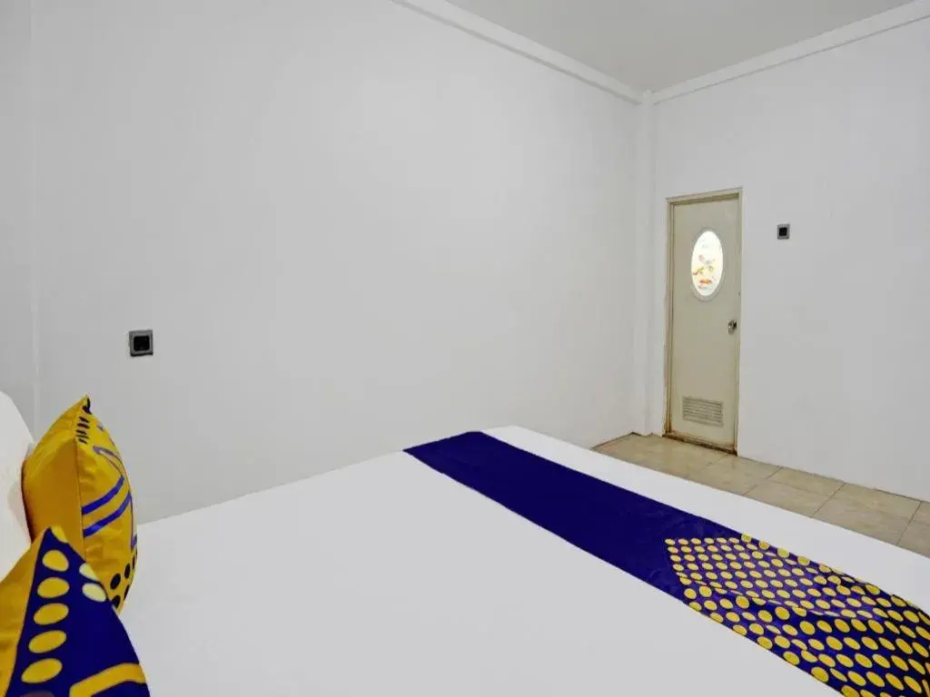 Bed in Hotel O Griya Sandi Residence Family NearPantai Boom Bed in Hotel O Griya Sandi Residence Family NearPantai Boom