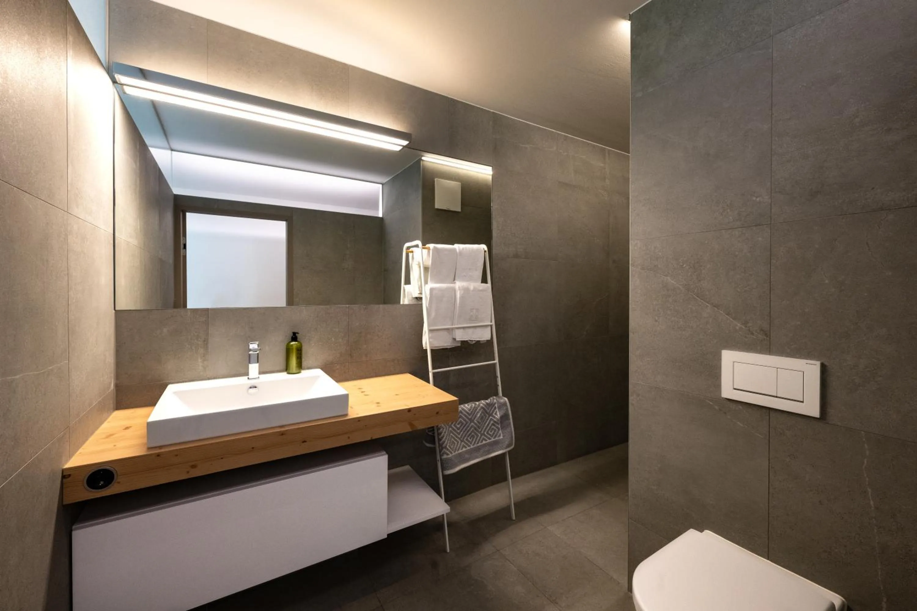 Shower in Happy Stay Rentals
