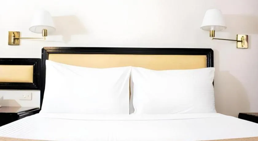 Bed in Palm Hotel Manila