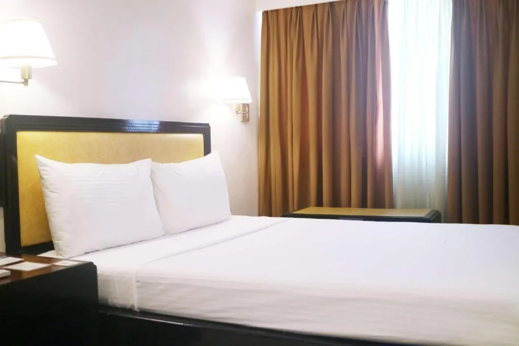 Bed in Palm Hotel Manila
