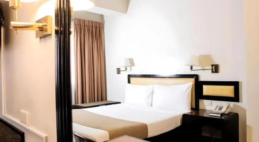 Bed in Palm Hotel Manila Bed in Palm Hotel Manila