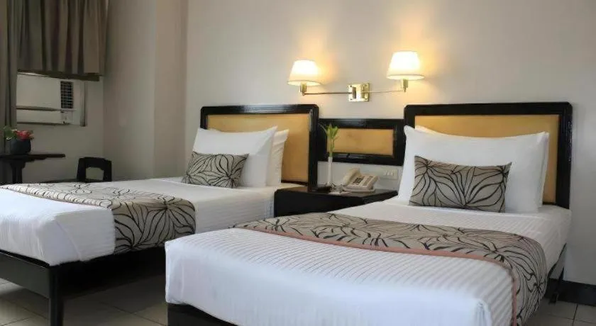 Bed in Palm Hotel Manila