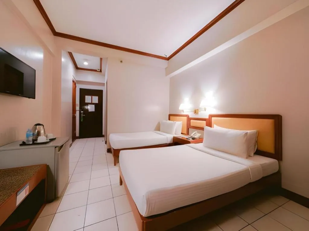 Bed in Palm Hotel Manila