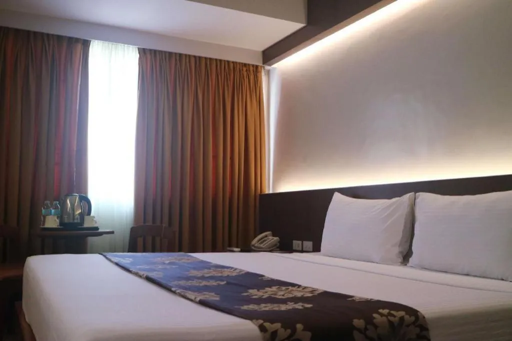 Bed in Palm Hotel Manila