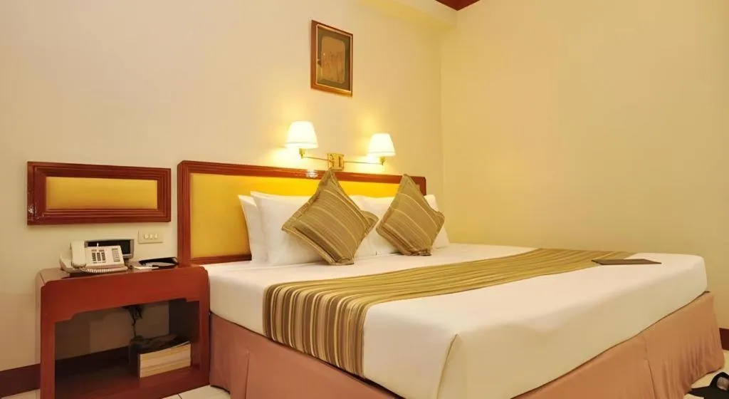 Bed in Palm Hotel Manila