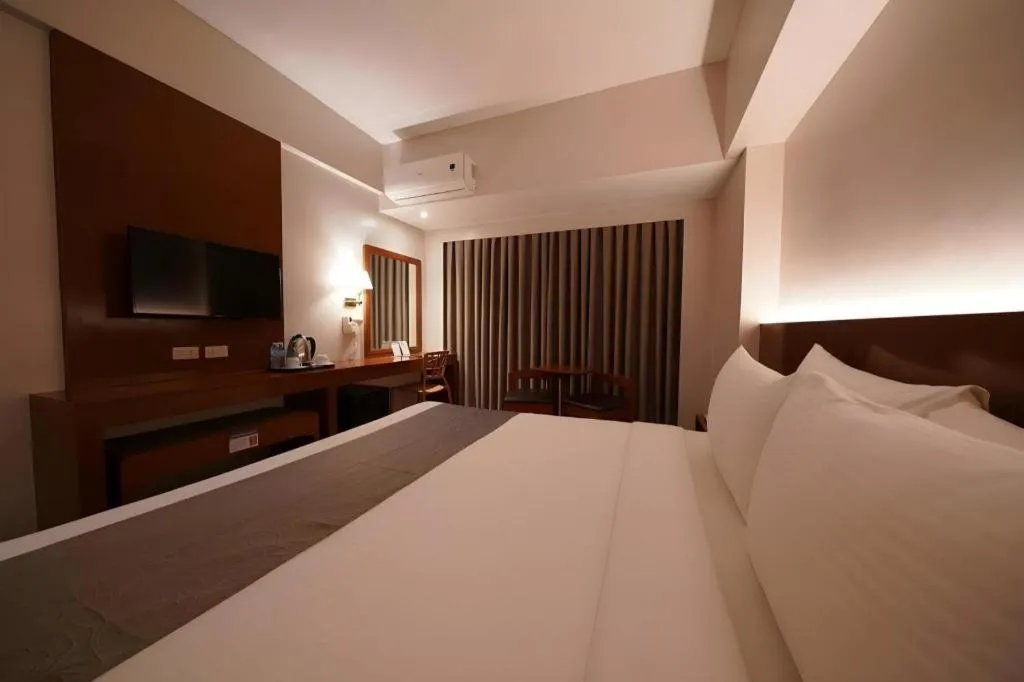 Bed in Palm Hotel Manila