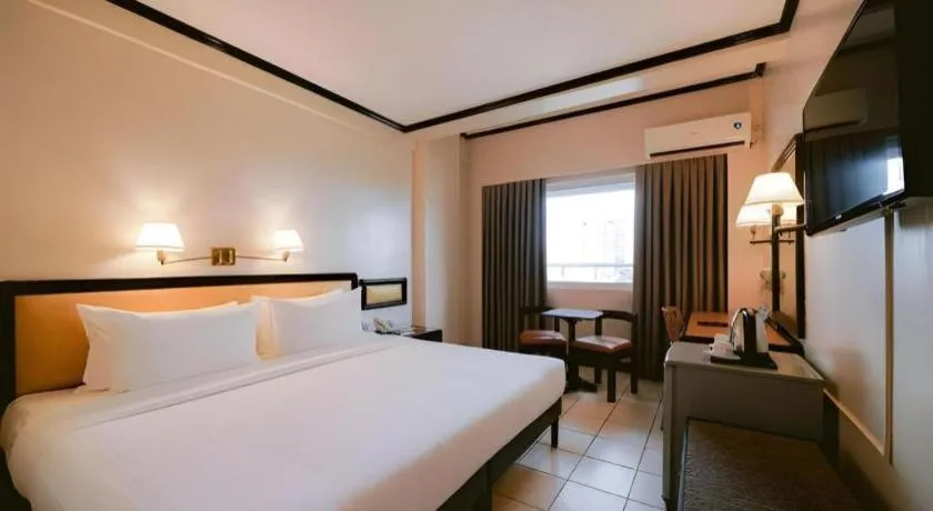 Bed in Palm Hotel Manila