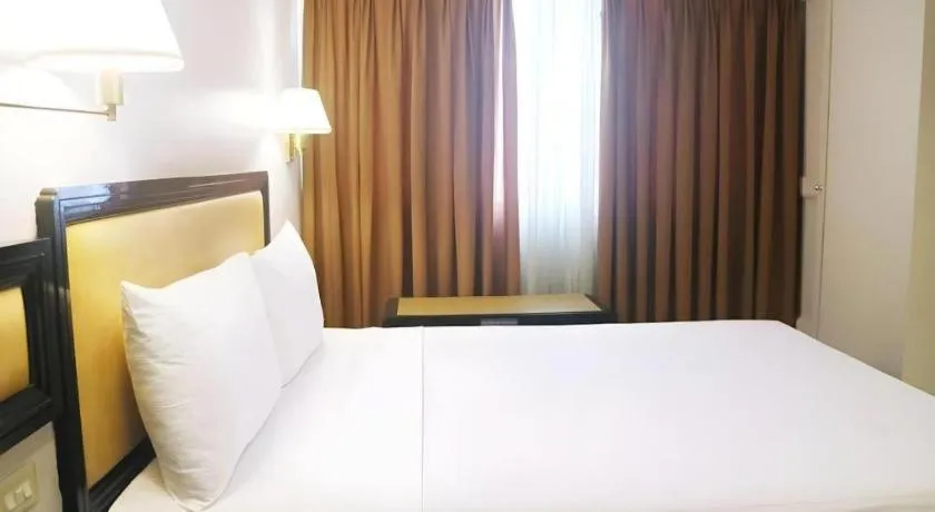 Bed in Palm Hotel Manila