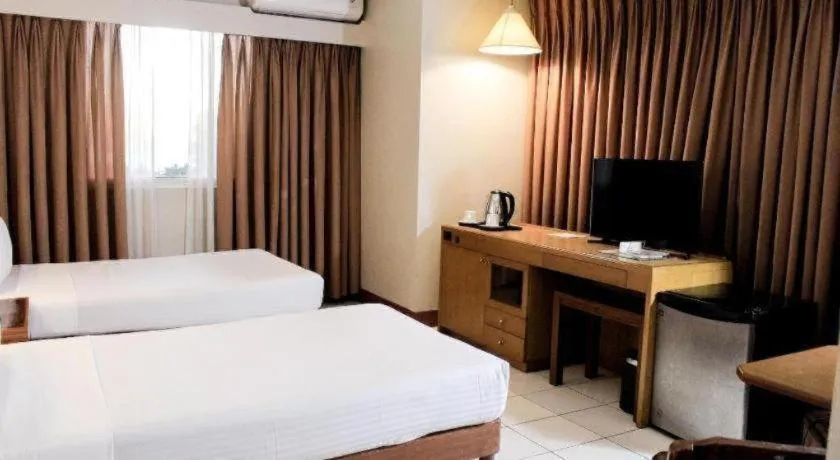 Bed in Palm Hotel Manila