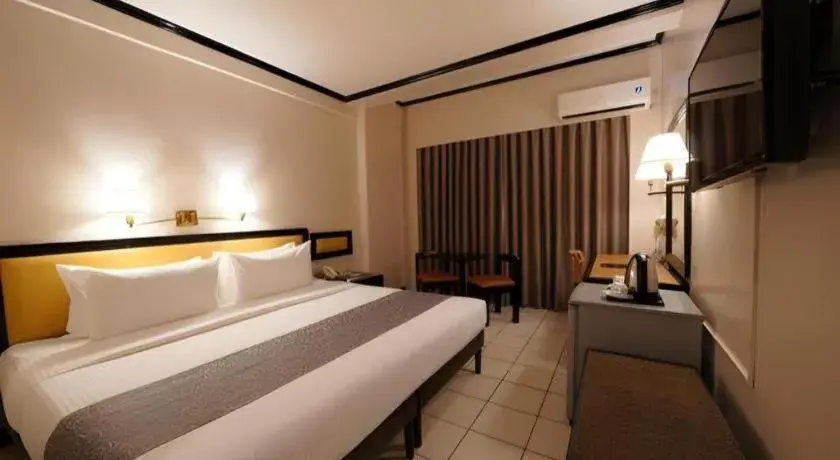 Bed in Palm Hotel Manila Bed in Palm Hotel Manila