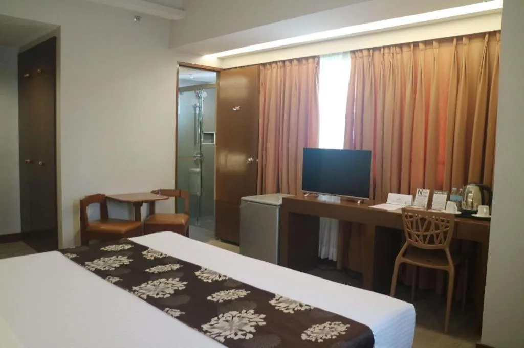 Bed in Palm Hotel Manila