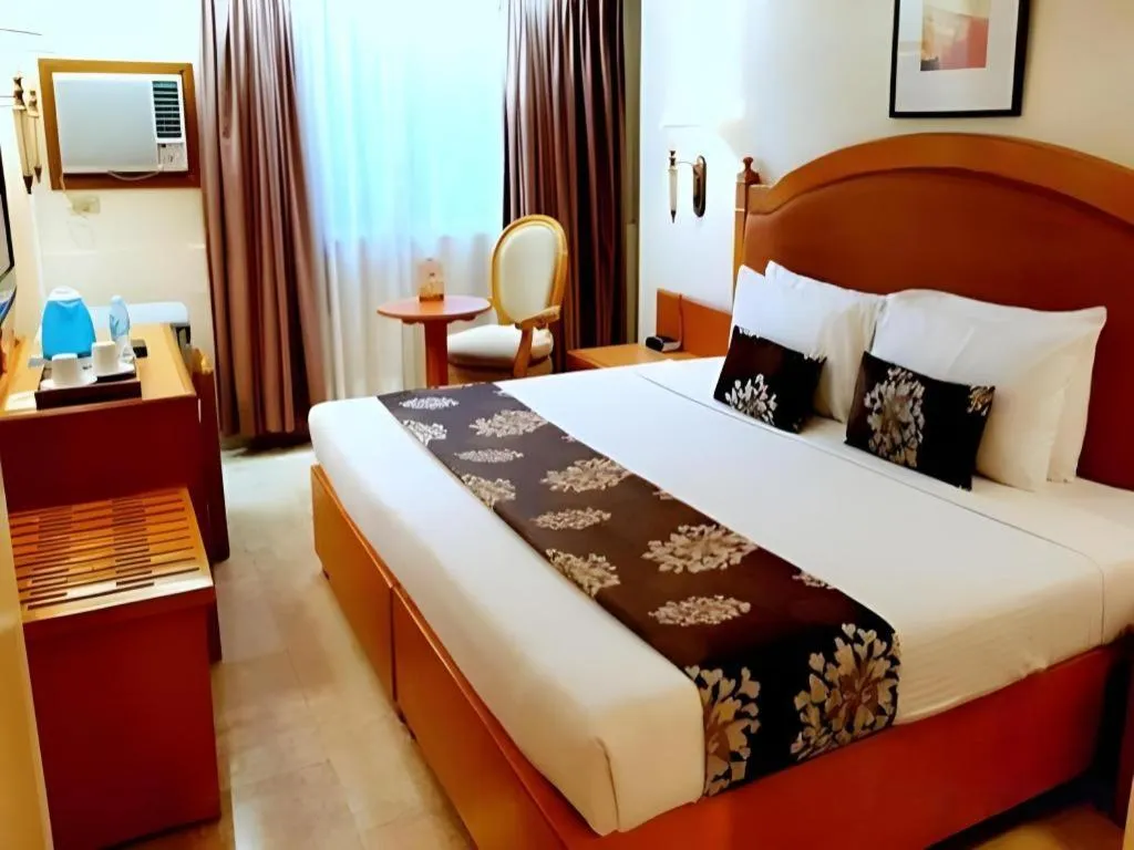 Bed in Palm Hotel Manila