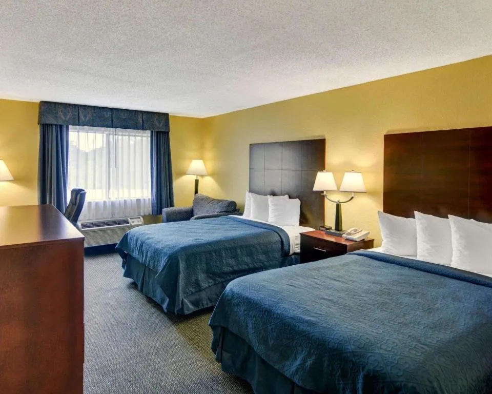 Bed in Quality Inn & Suites Grand Prairie South