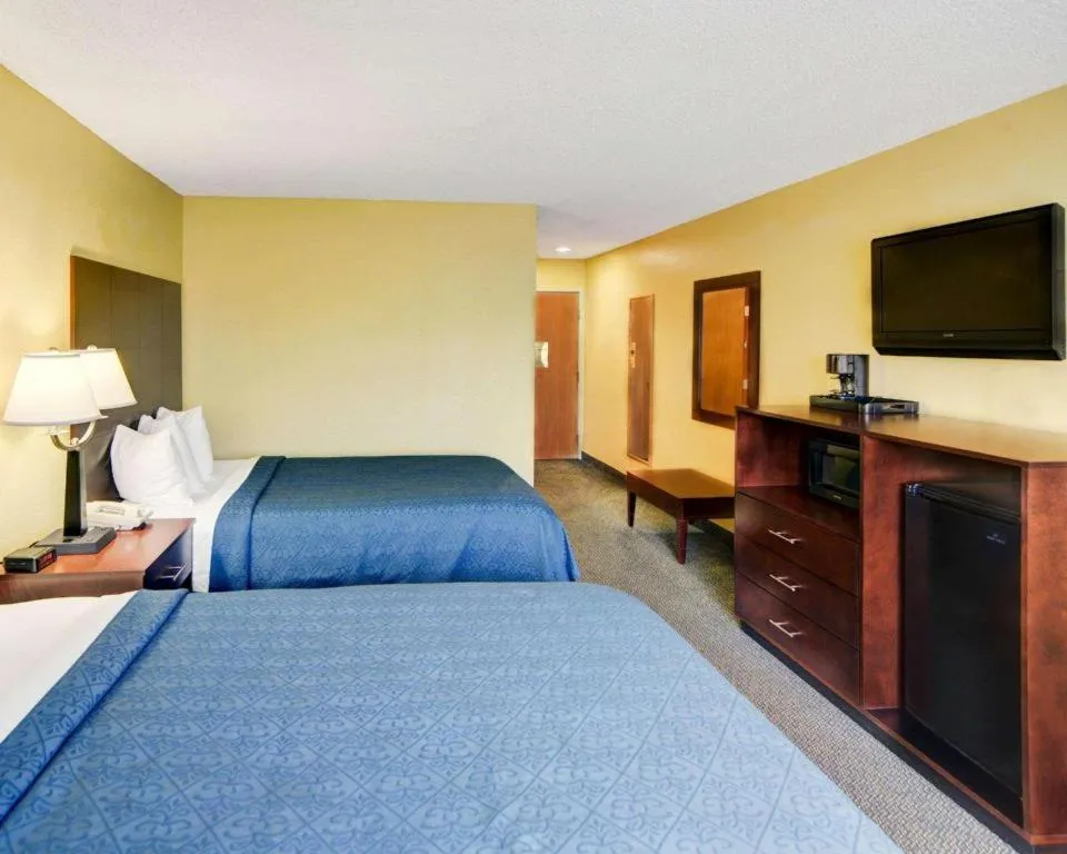 Bed in Quality Inn & Suites Grand Prairie South