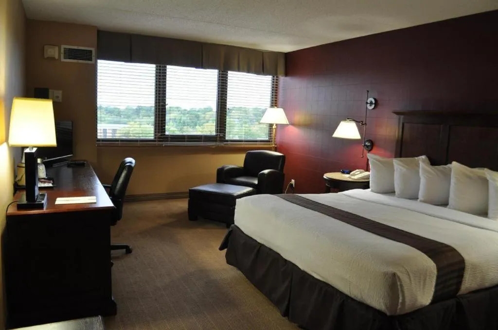 Bed in Adam's Mark Hotel & Conference Center