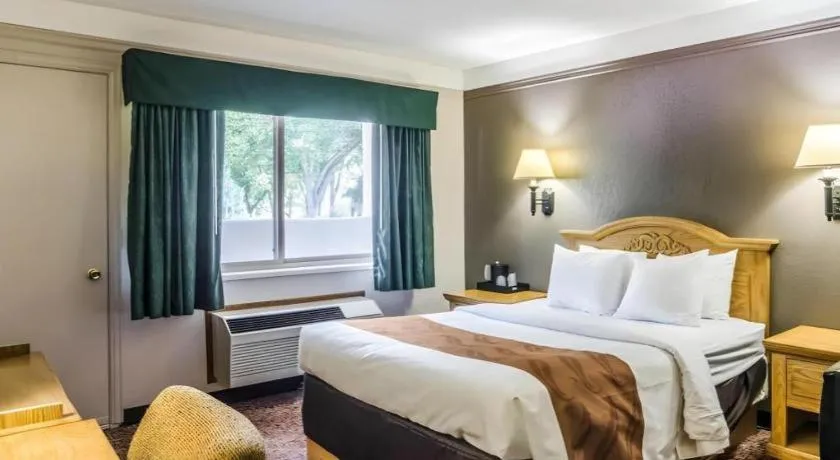 Bed in Quality Inn