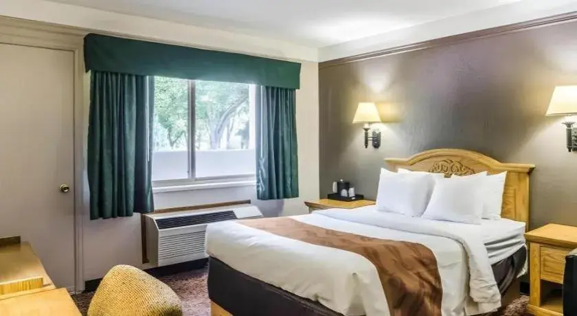 Bed in Quality Inn Bed in Quality Inn