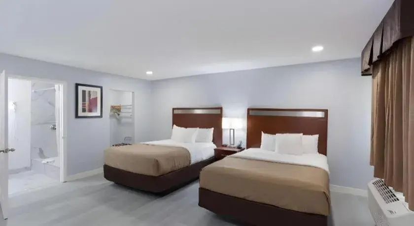 Bed in Quality Inn Redding near I-5 Bed in Quality Inn Redding near I-5