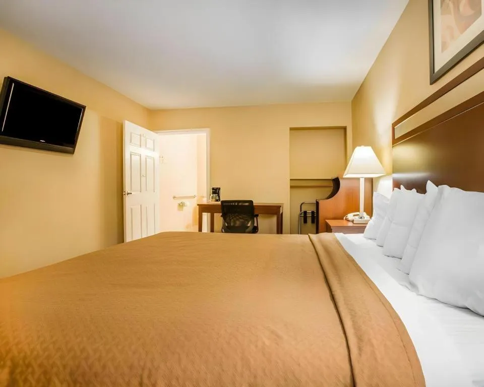 Bed in Quality Inn Redding near I-5