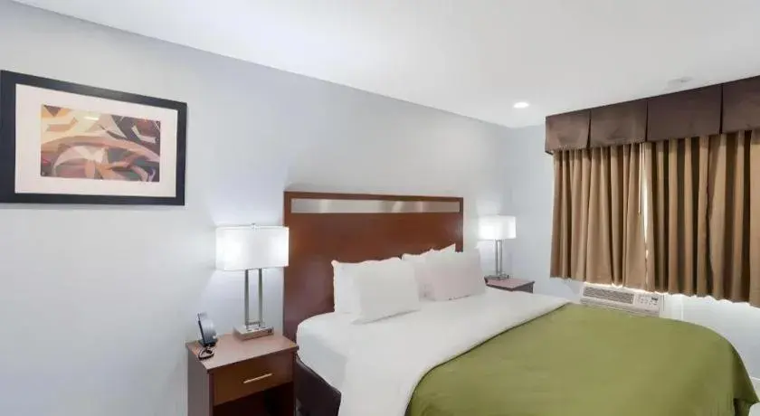 Bed in Quality Inn Redding near I-5 Bed in Quality Inn Redding near I-5