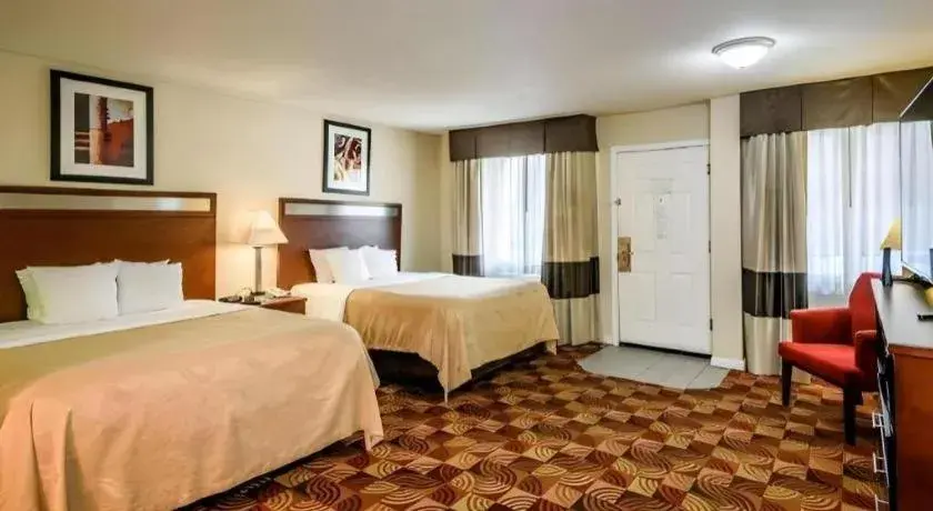 Bed in Quality Inn Redding near I-5 Bed in Quality Inn Redding near I-5