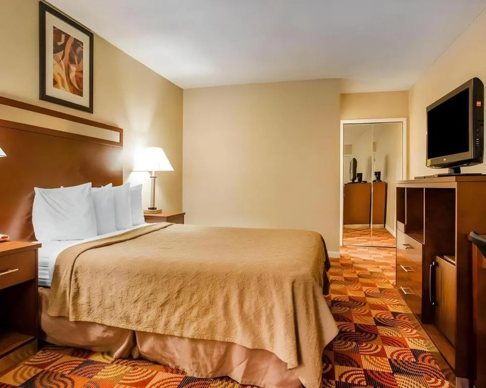 Bed in Quality Inn Redding near I-5