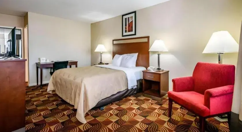 Bed in Quality Inn Redding near I-5 Bed in Quality Inn Redding near I-5