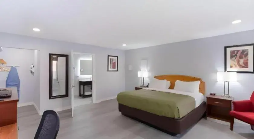 Bed in Quality Inn Redding near I-5 Bed in Quality Inn Redding near I-5