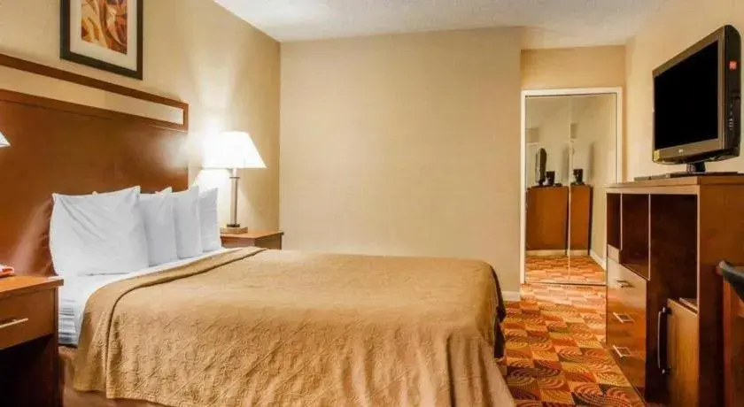 Bed in Quality Inn Redding near I-5 Bed in Quality Inn Redding near I-5