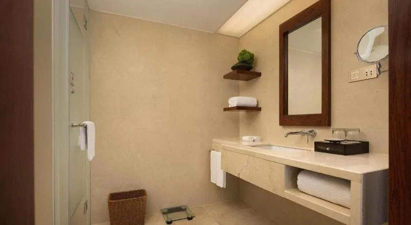 BaoHua Harbour View Hotel