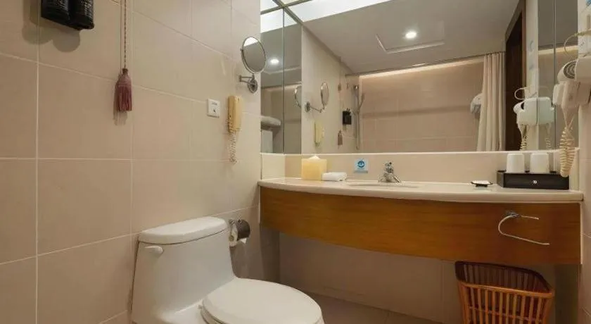 BaoHua Harbour View Hotel