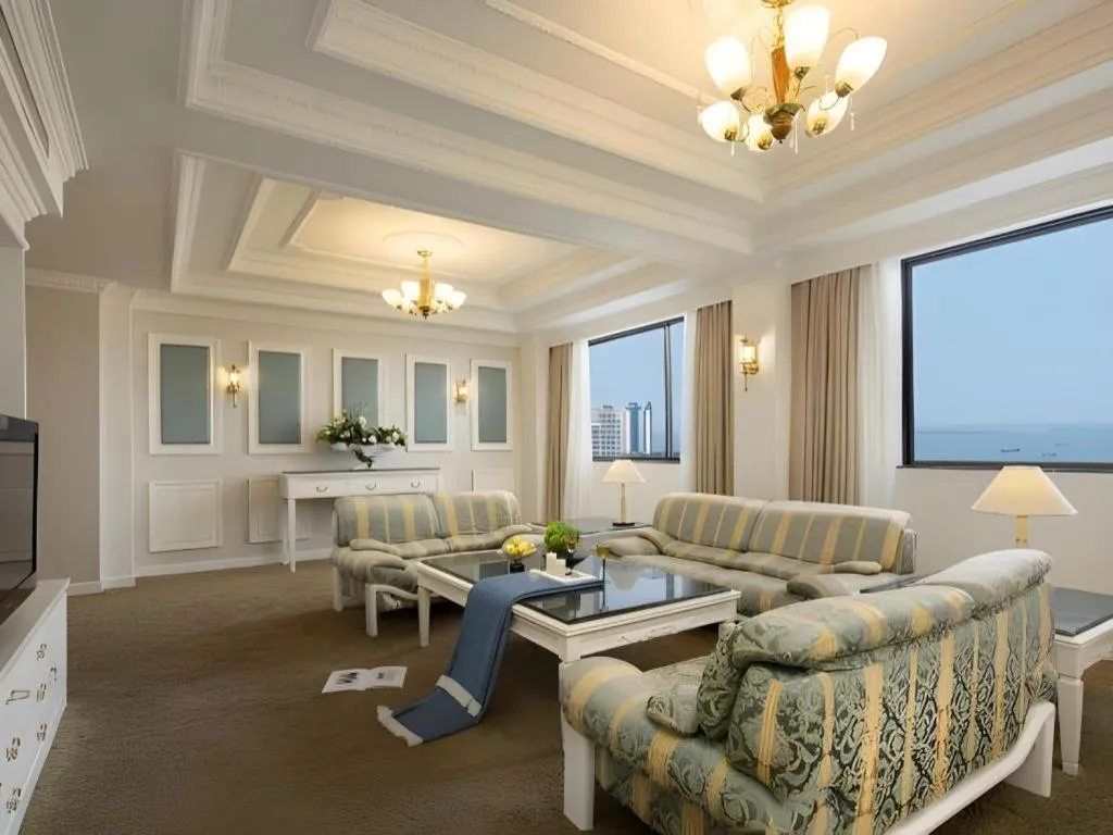 BaoHua Harbour View Hotel