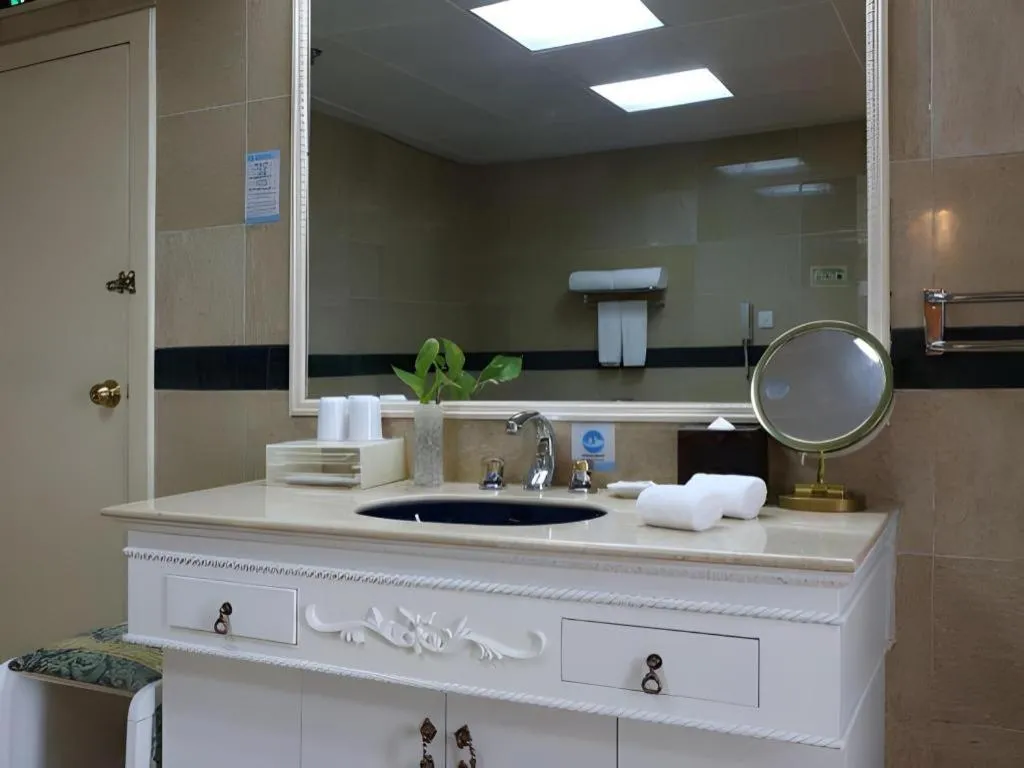 BaoHua Harbour View Hotel