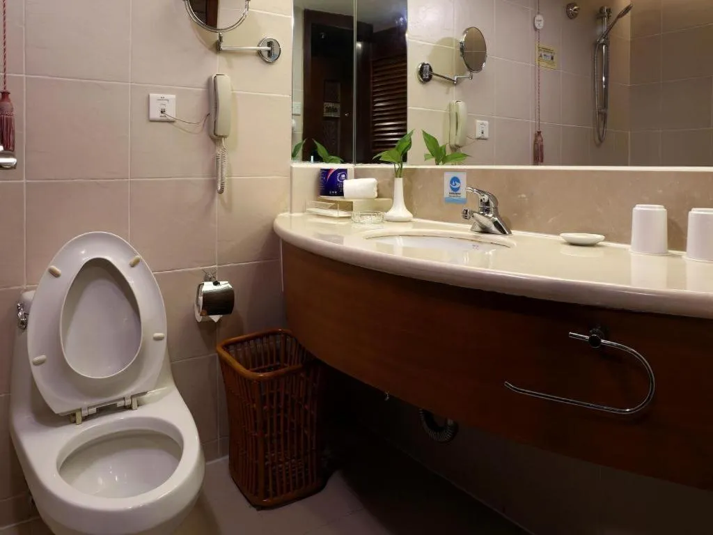 BaoHua Harbour View Hotel