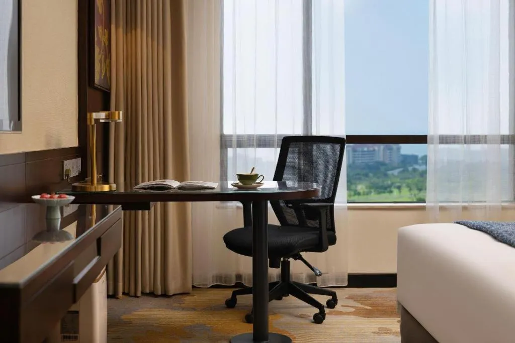 BaoHua Harbour View Hotel