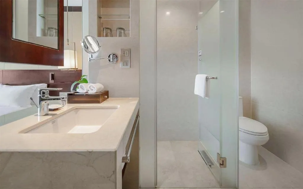 BaoHua Harbour View Hotel