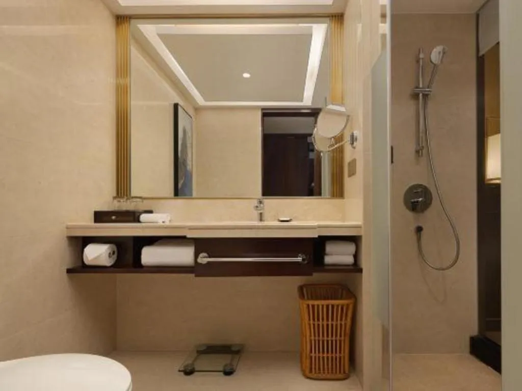 BaoHua Harbour View Hotel