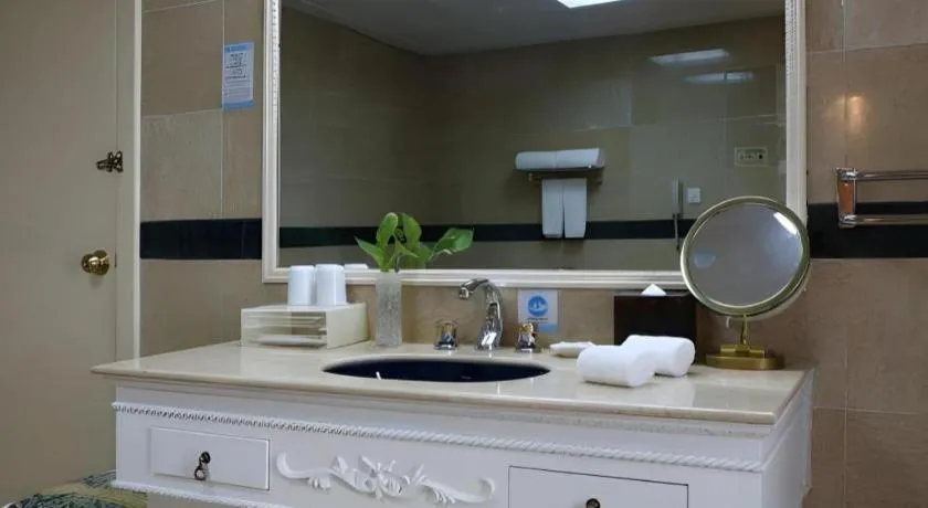 BaoHua Harbour View Hotel